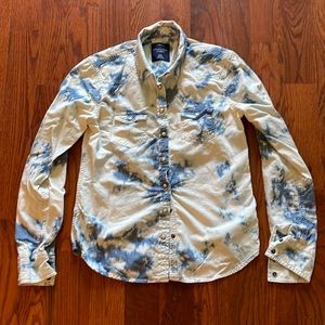 American Eagle Outfitters Favorite Fit Blue and White Tie-Dye Button Down Shirt